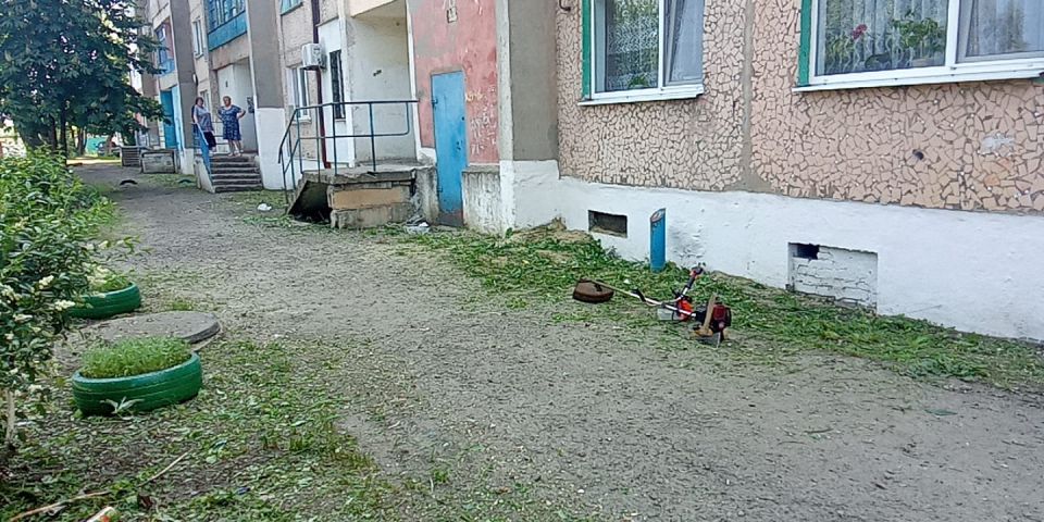 Коммунальные будни. Общество с ограниченной ответственностью "КОМ-СЕРВИС" ведет работы по текущему ремонту подъезда № 1, многоквартирного дома № 24, кв-л Шахтерский, в ходе которого выполняются работы по окраске масляными и... Коммунальные будни. Общество с ограниченной ответственностью "КОМ-СЕРВИС" ведет работы по текущему ремонту подъезда № 1, многоквартирного дома № 24, кв-л Шахтерский, в ходе которого выполняются работы по окраске масляными и...