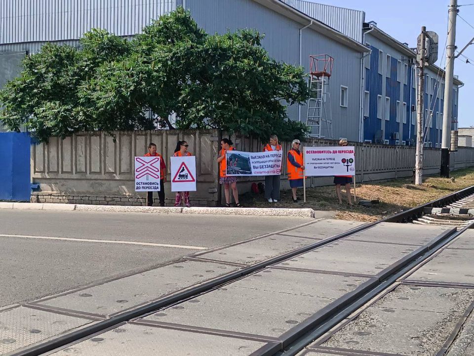 В Луганске напомнили о правилах пересечения железнодорожных переездов в День привлечения внимания к железнодорожным переездам, который отмечается сегодня В Луганске напомнили о правилах пересечения железнодорожных переездов в День привлечения внимания к железнодорожным переездам, который отмечается сегодня