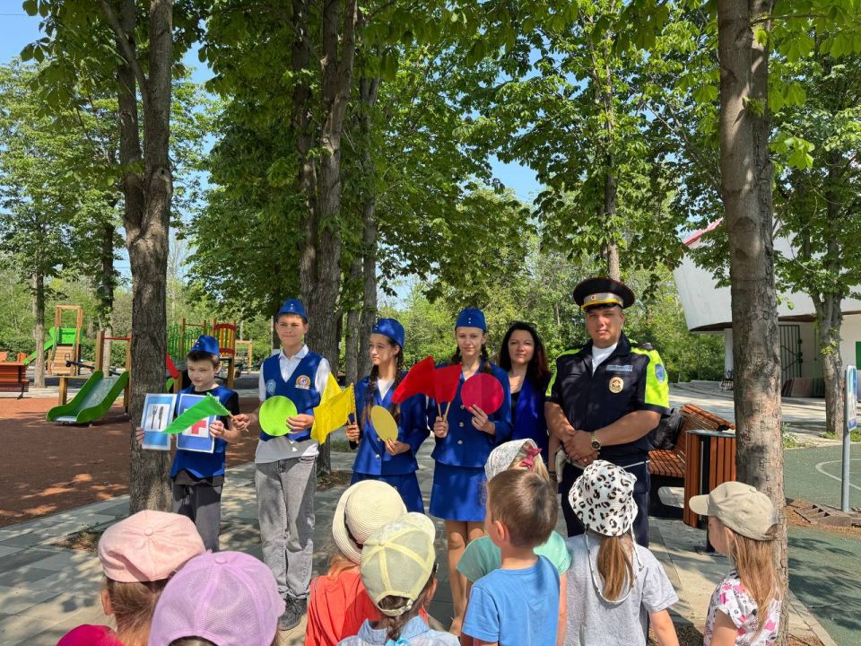 ЮИДовцы учат малышей правилам дорожной безопасности в парке "Горняк" ЮИДовцы учат малышей правилам дорожной безопасности в парке "Горняк"