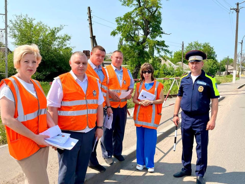 В Луганске сотрудники Госавтоинспекции напомнили о правилах пересечения железнодорожных переездов В Луганске сотрудники Госавтоинспекции напомнили о правилах пересечения железнодорожных переездов