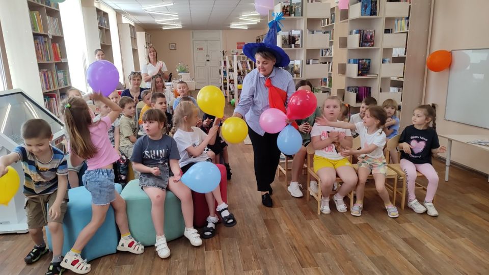 В модельной библиотеке МБУ «АГЦБС» для воспитанников дошкольного учреждения «Изумляндия» состоялся праздник «Детство – лучшая планета! С книгой мы ныряем в лето!» В модельной библиотеке МБУ «АГЦБС» для воспитанников дошкольного учреждения «Изумляндия» состоялся праздник «Детство – лучшая планета! С книгой мы ныряем в лето!»