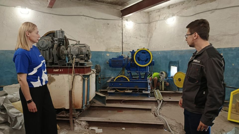 Единороссы поверили ход установки лифтов по народной программе в больнице Свердловска Единороссы поверили ход установки лифтов по народной программе в больнице Свердловска