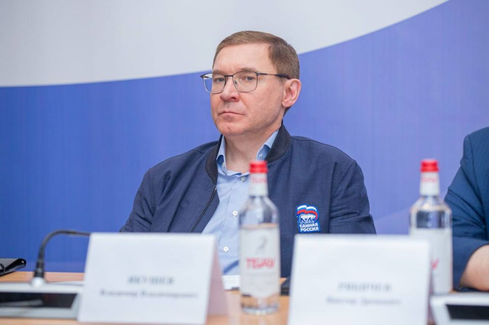 Леонид Пасечник: С прибывшим в нашу республику Секретарем Генсовета партии «Единая Россия», первым зампредседателя Совета Федерации Владимиром Якушевым в День русского языка встретились с учителями и студентами-филологами Леонид Пасечник: С прибывшим в нашу республику Секретарем Генсовета партии «Единая Россия», первым зампредседателя Совета Федерации Владимиром Якушевым в День русского языка встретились с учителями и студентами-филологами