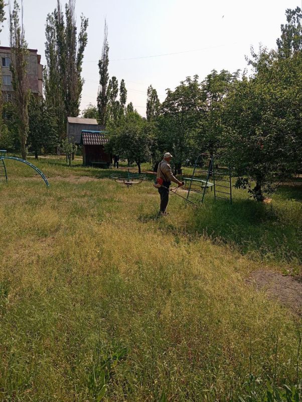 Пятница в деле. Сегодня коммунальные службы продолжали покос травы Пятница в деле. Сегодня коммунальные службы продолжали покос травы