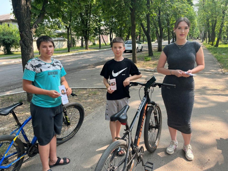 В Стаханове прошла уличная акция ко Дню русского языка В Стаханове прошла уличная акция ко Дню русского языка