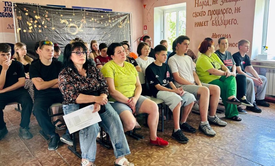 Продолжается цикл профилактических встреч представителей управления образования и ОГИБДД России «Ровеньковский» с несовершеннолетними и их родителями Продолжается цикл профилактических встреч представителей управления образования и ОГИБДД России «Ровеньковский» с несовершеннолетними и их родителями