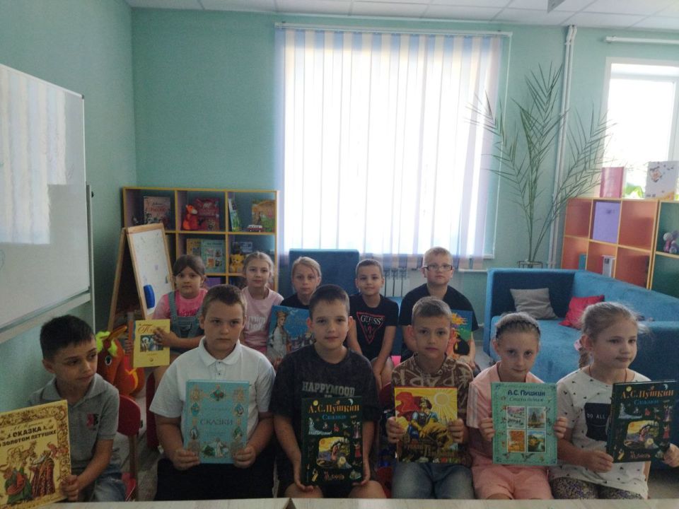 В центральной библиотеке им. Г.Сковороды отряд летнего пришкольного лагеря Ровеньковской гимназии имени писателя Н. Трублаини В центральной библиотеке им. Г.Сковороды отряд летнего пришкольного лагеря Ровеньковской гимназии имени писателя Н. Трублаини