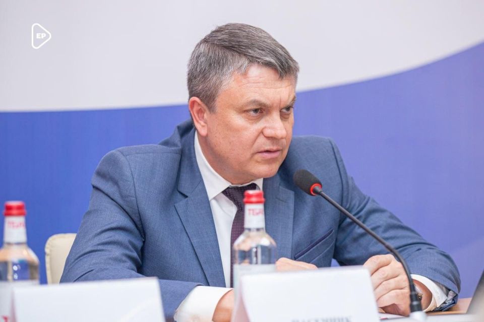 Владимир Якушев: Единая Россия вместе с Донбассом реализует проекты по восстановлению культуры и истории - их главным проводником является русский язык Владимир Якушев: Единая Россия вместе с Донбассом реализует проекты по восстановлению культуры и истории - их главным проводником является русский язык