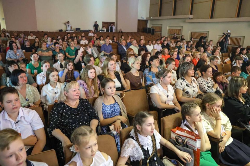 Межнациональный форум «Родной язык — народное сокровище» собрал в Луганске более 250 школьников, студентов, учителей и преподавателей русского языка и литературы из всех муниципальных округов ЛНР Межнациональный форум «Родной язык — народное сокровище» собрал в Луганске более 250 школьников, студентов, учителей и преподавателей русского языка и литературы из всех муниципальных округов ЛНР
