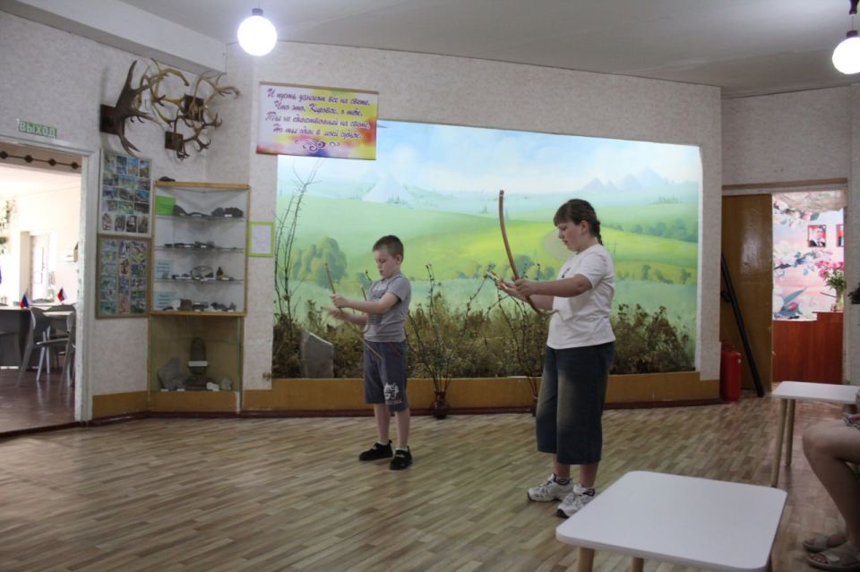 В Кировском историко-художественном музее состоялось познавательное мероприятие «Путешествие в каменный век», для учащихся посещающих летнюю пришкольную тематическую площадку «Дружба» В Кировском историко-художественном музее состоялось познавательное мероприятие «Путешествие в каменный век», для учащихся посещающих летнюю пришкольную тематическую площадку «Дружба»