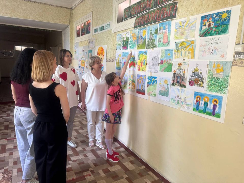 В Доме творчества детей и юношества состоялось открытие выставки художественных работ воспитанников на тему «Святая Троица» В Доме творчества детей и юношества состоялось открытие выставки художественных работ воспитанников на тему «Святая Троица»