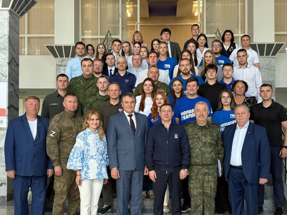 Дарья Лантратова: Встреча с учителями и студентами-филологами продолжилась с участием Секретаря Генсовета партии «Единая Россия» Владимира Якушева и Главы ЛНР Леонида Пасечника Дарья Лантратова: Встреча с учителями и студентами-филологами продолжилась с участием Секретаря Генсовета партии «Единая Россия» Владимира Якушева и Главы ЛНР Леонида Пасечника