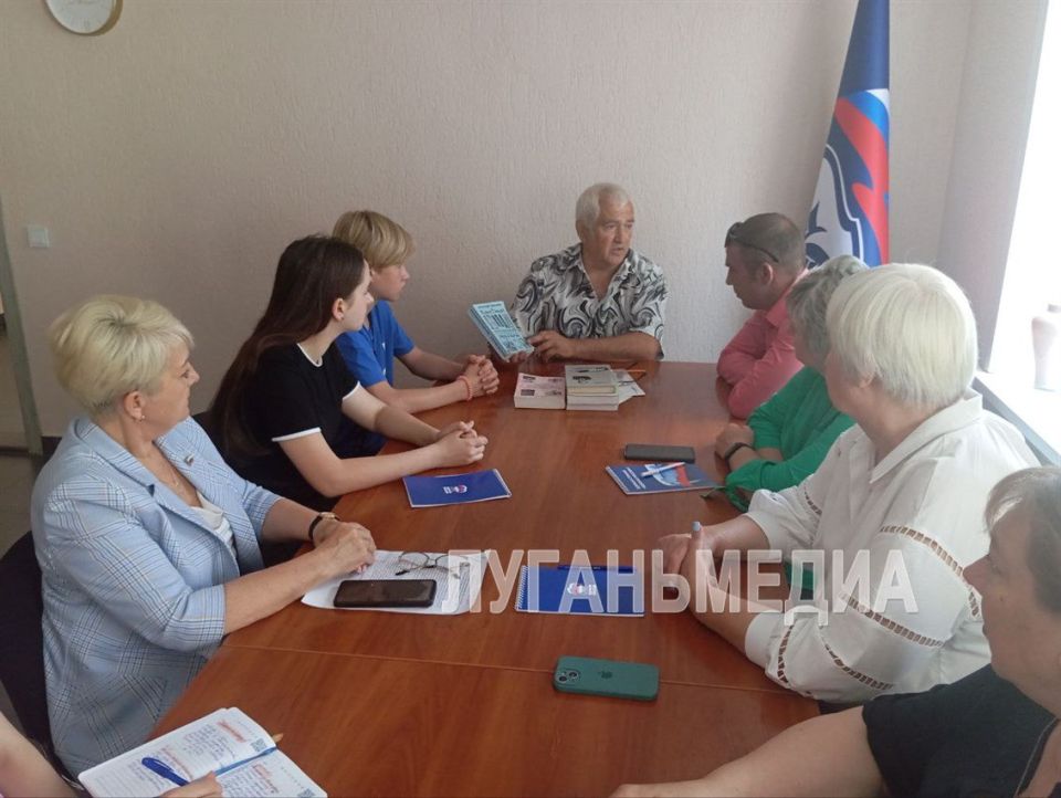 В поселке Славяносербск активисты «Единой России» провели встречу с писателем-краеведом Анатолием Тимукиным, посвященную Дню русского языка В поселке Славяносербск активисты «Единой России» провели встречу с писателем-краеведом Анатолием Тимукиным, посвященную Дню русского языка