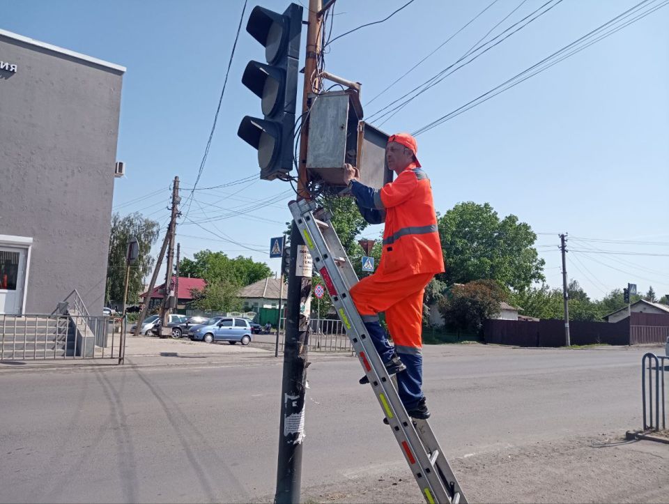 В Ровеньках выполняются работы по техническому обслуживанию светофоров В Ровеньках выполняются работы по техническому обслуживанию светофоров