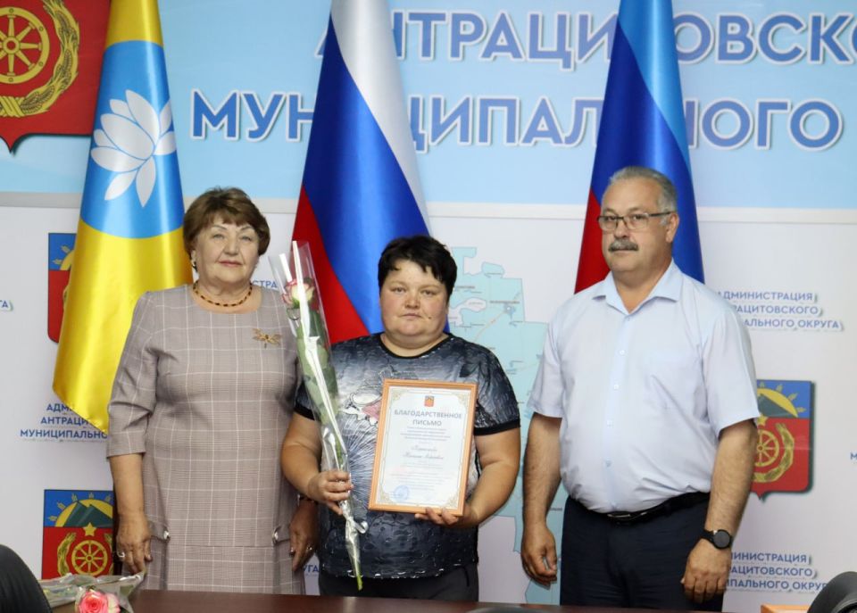 Глава Антрацитовского муниципального округа, секретарь местного отделения партии «Единая Россия» Сергей Саенко и заместитель председателя Совета округа Елена Рахмукова поздравили социальных работников с их профессиональным... Глава Антрацитовского муниципального округа, секретарь местного отделения партии «Единая Россия» Сергей Саенко и заместитель председателя Совета округа Елена Рахмукова поздравили социальных работников с их профессиональным...