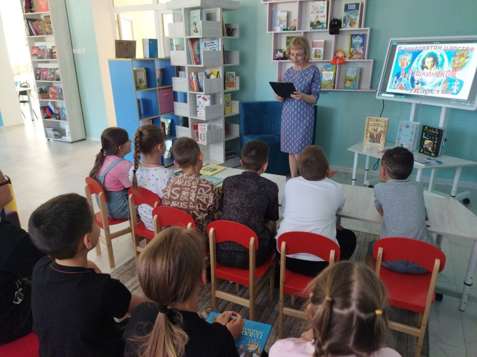В центральной библиотеке им. Г.Сковороды отряд летнего пришкольного лагеря Ровеньковской гимназии имени писателя Н. Трублаини В центральной библиотеке им. Г.Сковороды отряд летнего пришкольного лагеря Ровеньковской гимназии имени писателя Н. Трублаини