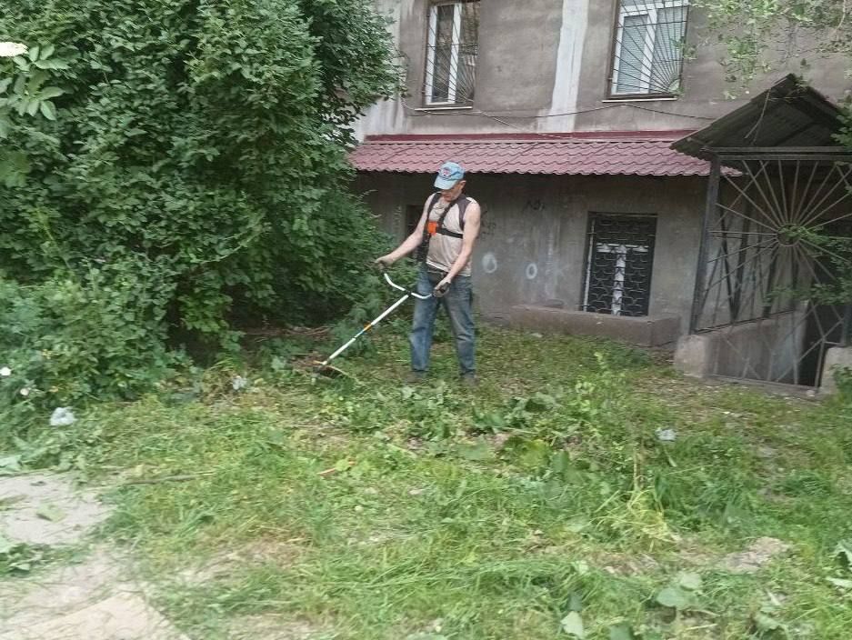 Коммунальные службы проводят работы на территории города Коммунальные службы проводят работы на территории города