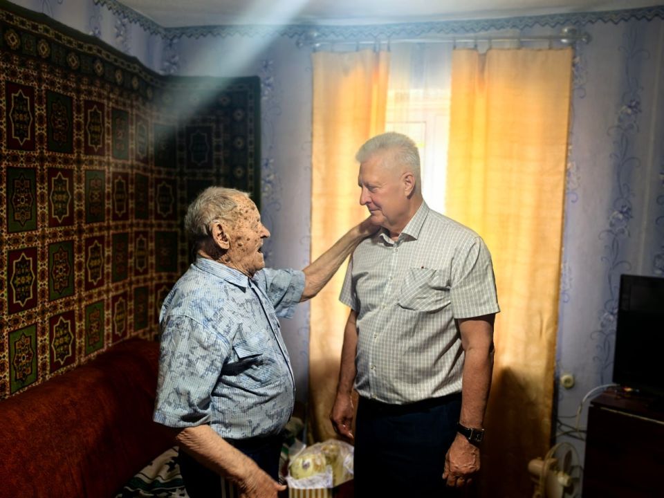 Сергей Козенко: Сегодня мы от всего сердца поздравляем нашего дорогого земляка, уважаемого ветерана Великой Отечественной войны, почетного гражданина Краснодонского муниципального округа Савоськова Кузьму Ивановича с... Сергей Козенко: Сегодня мы от всего сердца поздравляем нашего дорогого земляка, уважаемого ветерана Великой Отечественной войны, почетного гражданина Краснодонского муниципального округа Савоськова Кузьму Ивановича с...