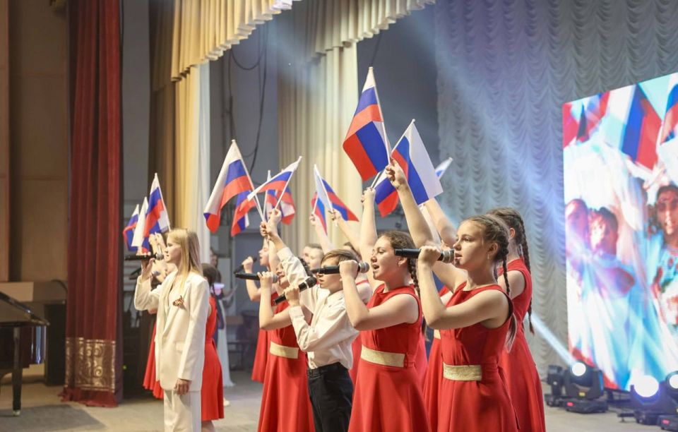 Межнациональный форум «Родной язык — народное сокровище» собрал в Луганске более 250 школьников, студентов, учителей и преподавателей русского языка и литературы из всех муниципальных округов ЛНР Межнациональный форум «Родной язык — народное сокровище» собрал в Луганске более 250 школьников, студентов, учителей и преподавателей русского языка и литературы из всех муниципальных округов ЛНР
