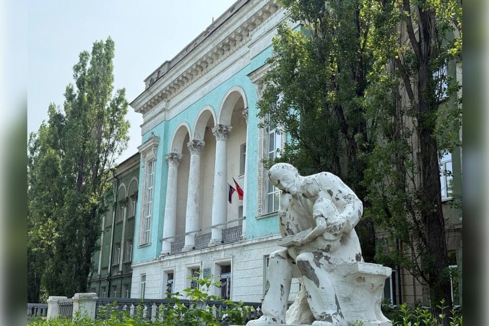 Сенатор Дарья Лантратова проверила ход восстановления краснолучского ДК по народной программе «Единой России» Сенатор Дарья Лантратова проверила ход восстановления краснолучского ДК по народной программе «Единой России»