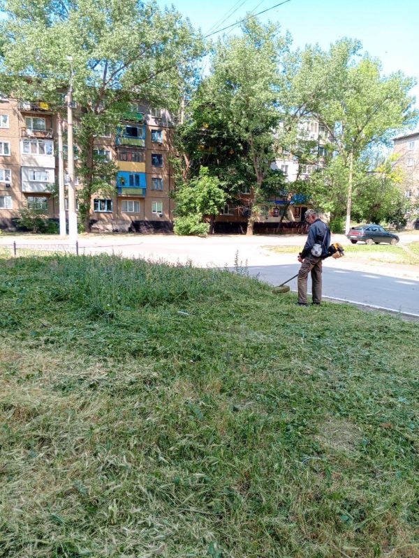 Пятница в деле. Сегодня коммунальные службы продолжали покос травы Пятница в деле. Сегодня коммунальные службы продолжали покос травы