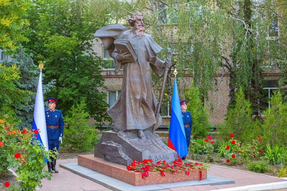 Леонид Пасечник: С прибывшим в нашу республику Секретарем Генсовета партии «Единая Россия», первым зампредседателя Совета Федерации Владимиром Якушевым в День русского языка встретились с учителями и студентами-филологами Леонид Пасечник: С прибывшим в нашу республику Секретарем Генсовета партии «Единая Россия», первым зампредседателя Совета Федерации Владимиром Якушевым в День русского языка встретились с учителями и студентами-филологами