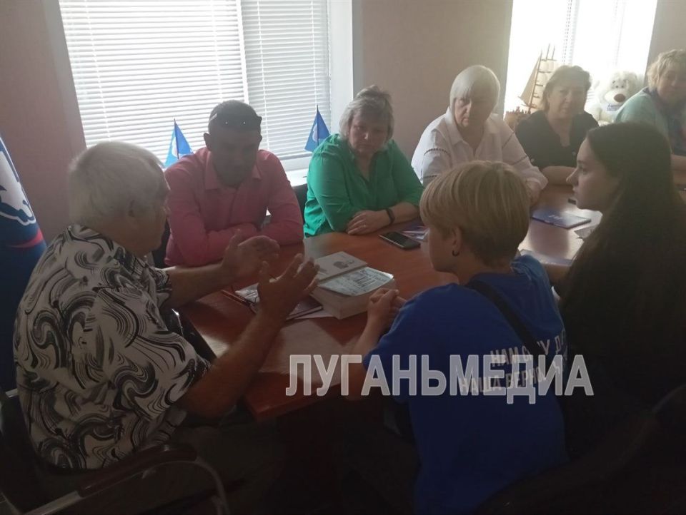 В поселке Славяносербск активисты «Единой России» провели встречу с писателем-краеведом Анатолием Тимукиным, посвященную Дню русского языка В поселке Славяносербск активисты «Единой России» провели встречу с писателем-краеведом Анатолием Тимукиным, посвященную Дню русского языка