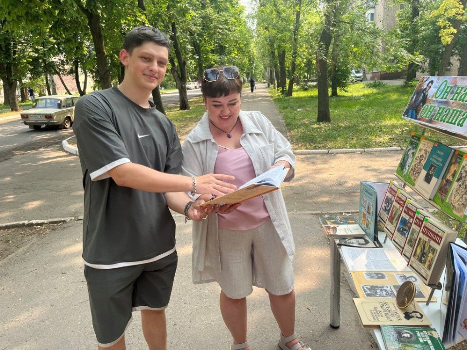 В Стаханове прошла уличная акция ко Дню русского языка В Стаханове прошла уличная акция ко Дню русского языка