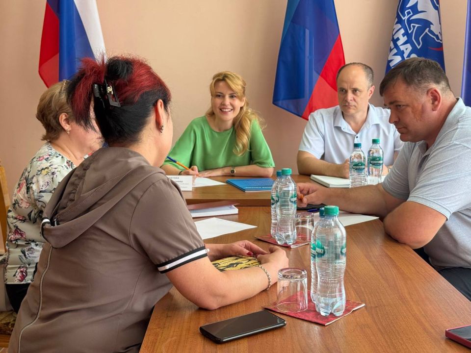 Сенатор РФ Дарья Лантратова провела прием граждан в Красном Луче Сенатор РФ Дарья Лантратова провела прием граждан в Красном Луче