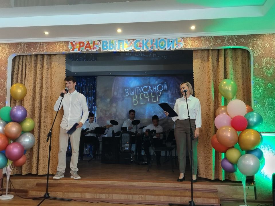 В Лутугинской детской музыкальной школе им. А. П. Тертычного прошел выпускной вечер В Лутугинской детской музыкальной школе им. А. П. Тертычного прошел выпускной вечер