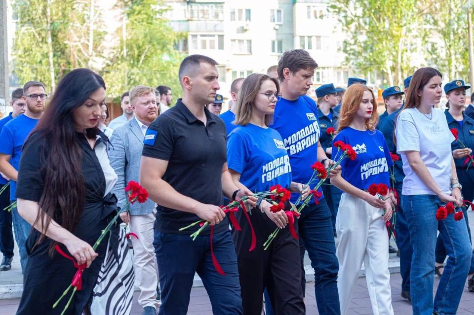 Леонид Пасечник: С прибывшим в нашу республику Секретарем Генсовета партии «Единая Россия», первым зампредседателя Совета Федерации Владимиром Якушевым в День русского языка встретились с учителями и студентами-филологами Леонид Пасечник: С прибывшим в нашу республику Секретарем Генсовета партии «Единая Россия», первым зампредседателя Совета Федерации Владимиром Якушевым в День русского языка встретились с учителями и студентами-филологами