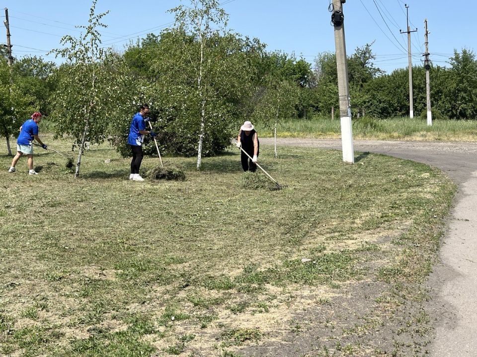 В Краснолучском округе продолжаются работы по благоустройству В Краснолучском округе продолжаются работы по благоустройству