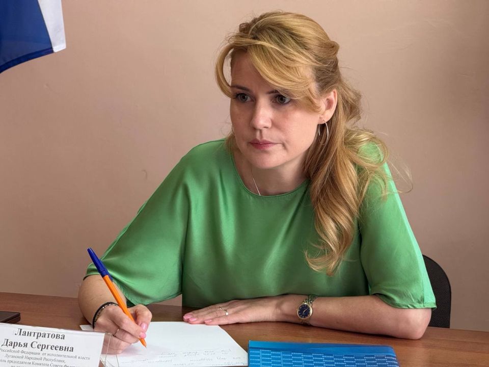 Сенатор РФ Дарья Лантратова провела прием граждан в Красном Луче Сенатор РФ Дарья Лантратова провела прием граждан в Красном Луче