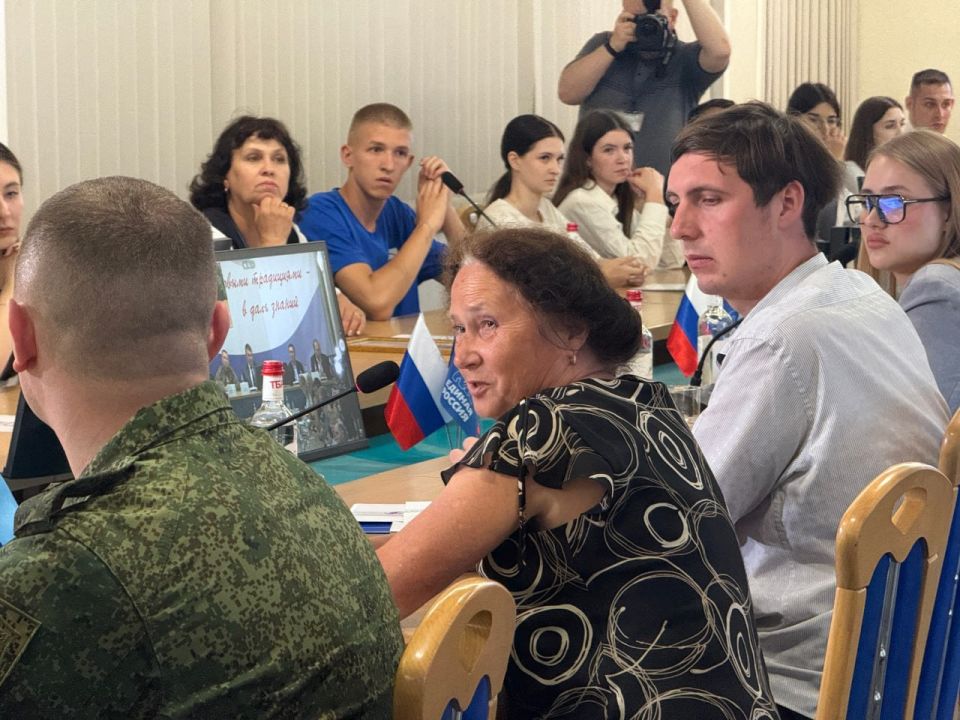 Дарья Лантратова: Встреча с учителями и студентами-филологами продолжилась с участием Секретаря Генсовета партии «Единая Россия» Владимира Якушева и Главы ЛНР Леонида Пасечника Дарья Лантратова: Встреча с учителями и студентами-филологами продолжилась с участием Секретаря Генсовета партии «Единая Россия» Владимира Якушева и Главы ЛНР Леонида Пасечника