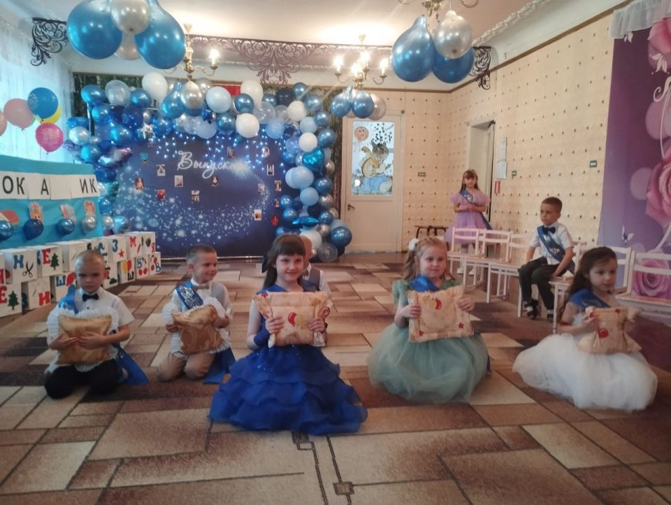 Выпускные утренники в дошкольных учреждениях Краснолучского округа дарят радость и теплые эмоции Выпускные утренники в дошкольных учреждениях Краснолучского округа дарят радость и теплые эмоции