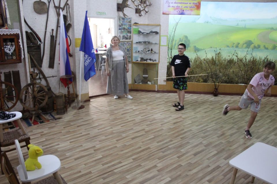 В Кировском историко-художественном музее состоялось познавательное мероприятие «Путешествие в каменный век», для учащихся посещающих летнюю пришкольную тематическую площадку «Дружба» В Кировском историко-художественном музее состоялось познавательное мероприятие «Путешествие в каменный век», для учащихся посещающих летнюю пришкольную тематическую площадку «Дружба»