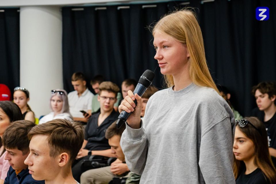Знание. Лекторий с сенатором: Молодёжь ЛНР обсудила с Дарьей Лантратовой свое будущее и самореализацию Знание. Лекторий с сенатором: Молодёжь ЛНР обсудила с Дарьей Лантратовой свое будущее и самореализацию