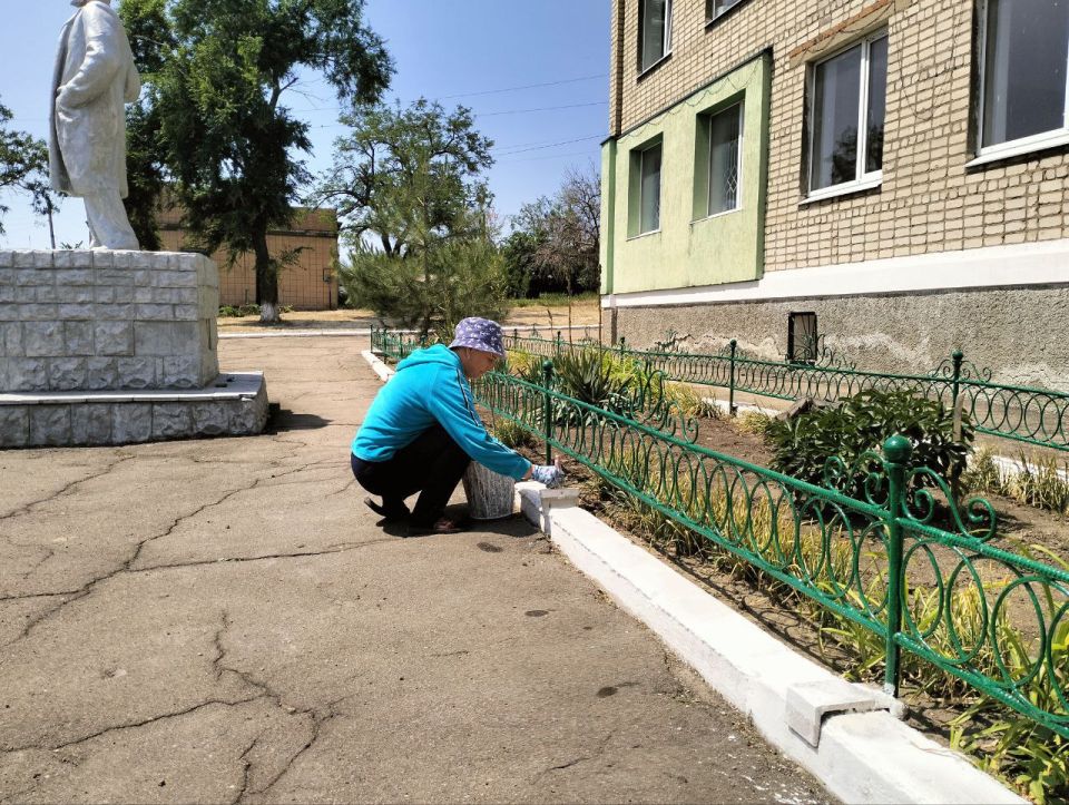Фотофакт: субботник в поселке Изварино Фотофакт: субботник в поселке Изварино