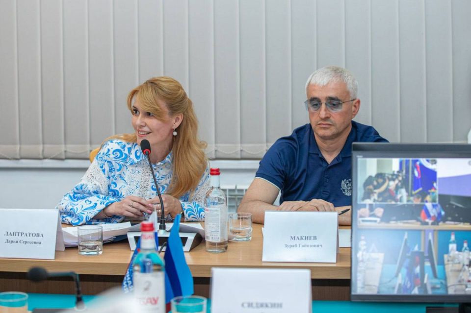 Дарья Лантратова: Встреча с учителями и студентами-филологами продолжилась с участием Секретаря Генсовета партии «Единая Россия» Владимира Якушева и Главы ЛНР Леонида Пасечника Дарья Лантратова: Встреча с учителями и студентами-филологами продолжилась с участием Секретаря Генсовета партии «Единая Россия» Владимира Якушева и Главы ЛНР Леонида Пасечника