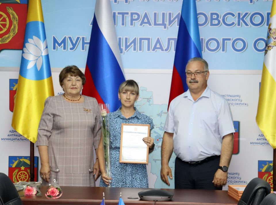 Глава Антрацитовского муниципального округа, секретарь местного отделения партии «Единая Россия» Сергей Саенко и заместитель председателя Совета округа Елена Рахмукова поздравили социальных работников с их профессиональным... Глава Антрацитовского муниципального округа, секретарь местного отделения партии «Единая Россия» Сергей Саенко и заместитель председателя Совета округа Елена Рахмукова поздравили социальных работников с их профессиональным...