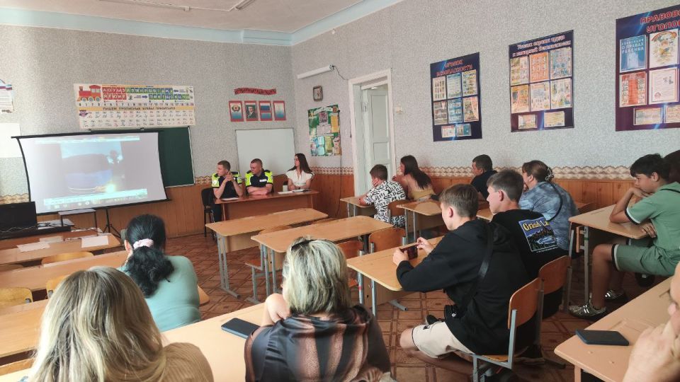 Продолжается цикл профилактических встреч представителей управления образования и ОГИБДД России «Ровеньковский» с несовершеннолетними и их родителями Продолжается цикл профилактических встреч представителей управления образования и ОГИБДД России «Ровеньковский» с несовершеннолетними и их родителями