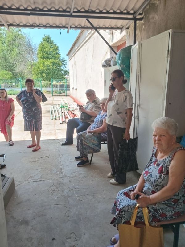 Более тридцати заявлений приняли специалисты МФЦ ЛНР от жителей поселка Красный Яр в первый день выезда мобильного офиса Более тридцати заявлений приняли специалисты МФЦ ЛНР от жителей поселка Красный Яр в первый день выезда мобильного офиса