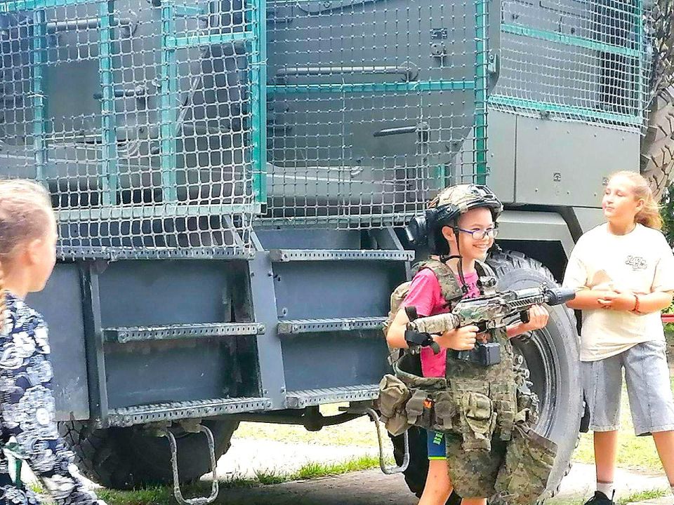 В год Защитника Отечества встречу с военнослужащими для детей организовали начальник ОЖ с Литвиновка, секретарь первичного отделения №6 Михаил Иванович Козлов, а также муниципальный депутат партии «Единая Россия»... В год Защитника Отечества встречу с военнослужащими для детей организовали начальник ОЖ с Литвиновка, секретарь первичного отделения №6 Михаил Иванович Козлов, а также муниципальный депутат партии «Единая Россия»...