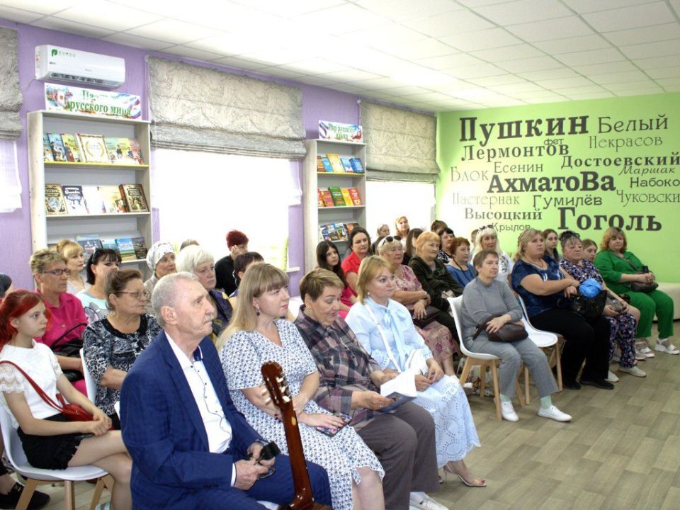 Слово, идущее в строю: в Стаханове состоялся поэтический марш, посвящённый защитникам Отечества Слово, идущее в строю: в Стаханове состоялся поэтический марш, посвящённый защитникам Отечества