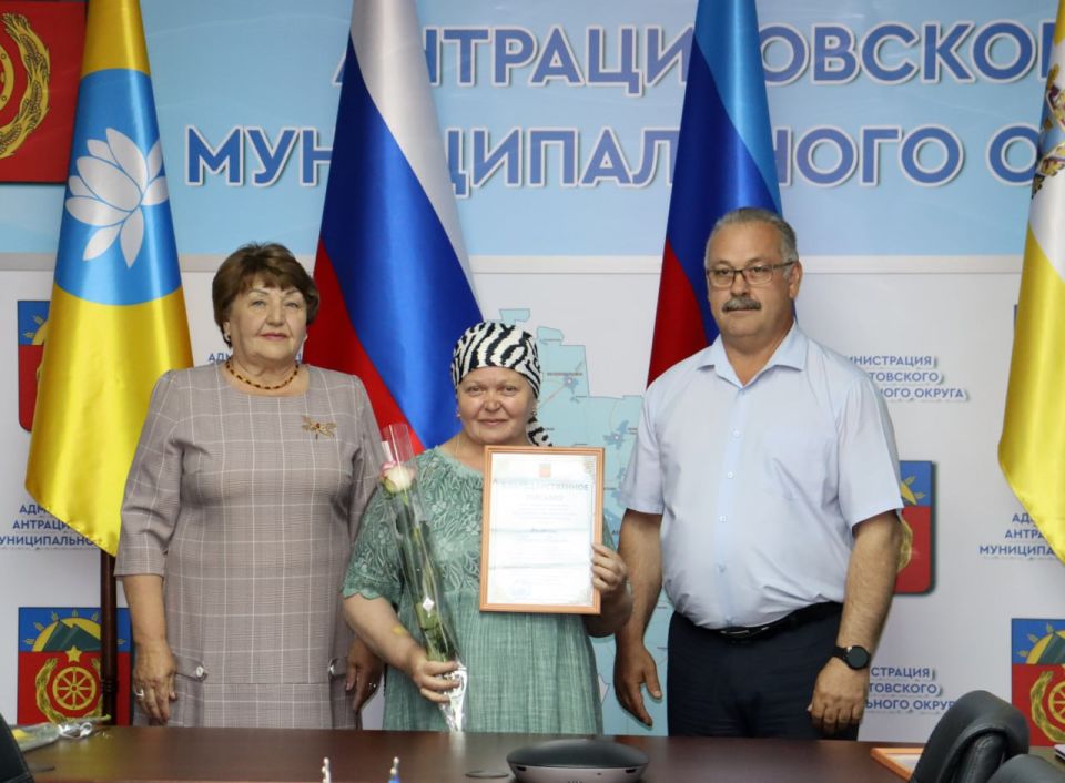 Глава Антрацитовского муниципального округа, секретарь местного отделения партии «Единая Россия» Сергей Саенко и заместитель председателя Совета округа Елена Рахмукова поздравили социальных работников с их профессиональным... Глава Антрацитовского муниципального округа, секретарь местного отделения партии «Единая Россия» Сергей Саенко и заместитель председателя Совета округа Елена Рахмукова поздравили социальных работников с их профессиональным...