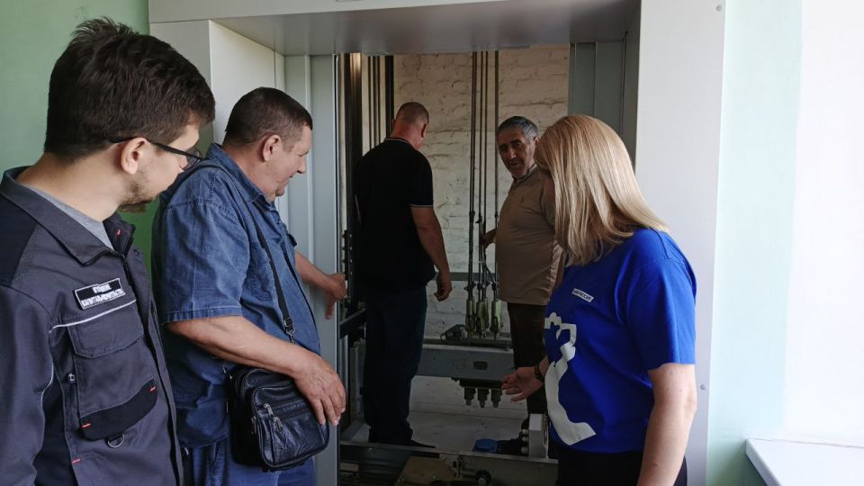 Единороссы поверили ход установки лифтов по народной программе в больнице Свердловска Единороссы поверили ход установки лифтов по народной программе в больнице Свердловска