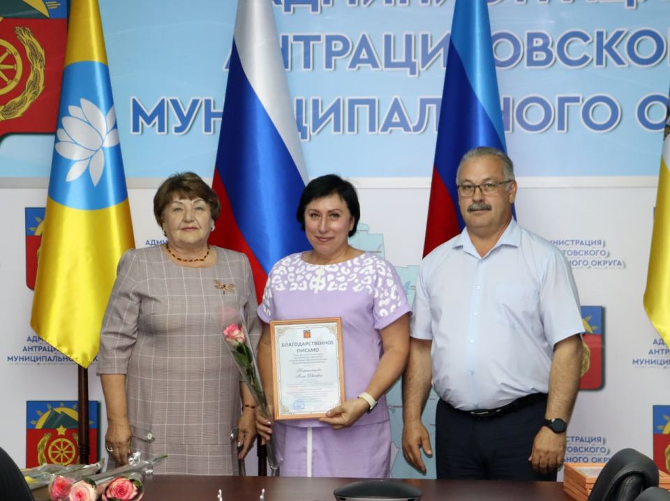 С теплом и благодарностью: социальных работников Антрацитовского округа поздравили с профессиональным праздником С теплом и благодарностью: социальных работников Антрацитовского округа поздравили с профессиональным праздником