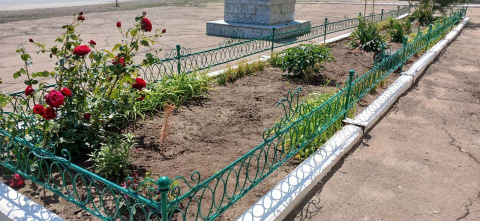 Фотофакт: субботник в поселке Изварино Фотофакт: субботник в поселке Изварино