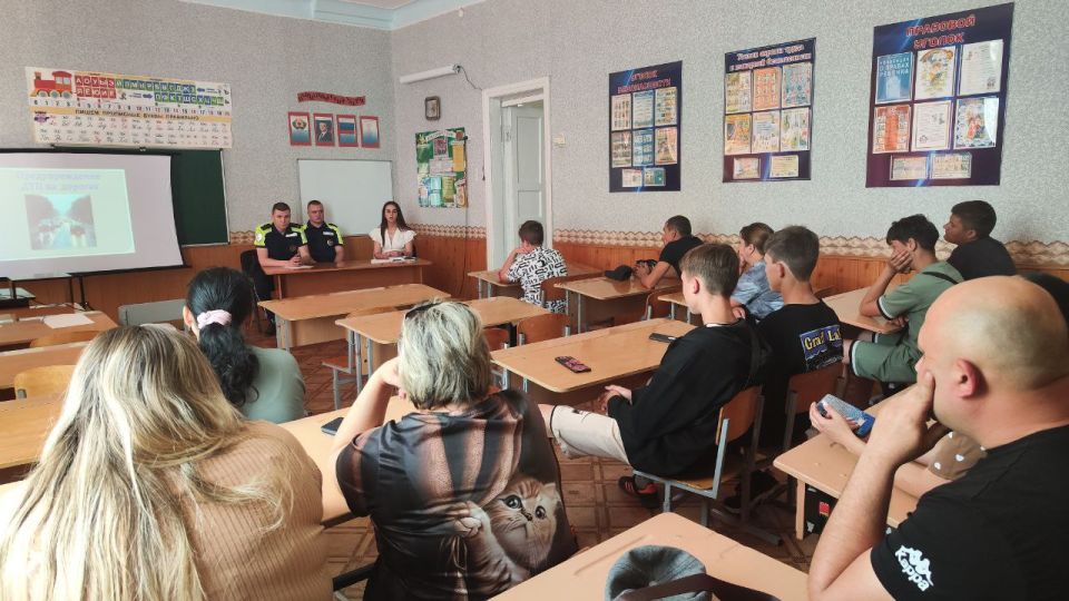 Продолжается цикл профилактических встреч представителей управления образования и ОГИБДД России «Ровеньковский» с несовершеннолетними и их родителями Продолжается цикл профилактических встреч представителей управления образования и ОГИБДД России «Ровеньковский» с несовершеннолетними и их родителями