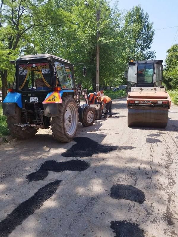 Коммунальные службы проводят работы на территории города Коммунальные службы проводят работы на территории города